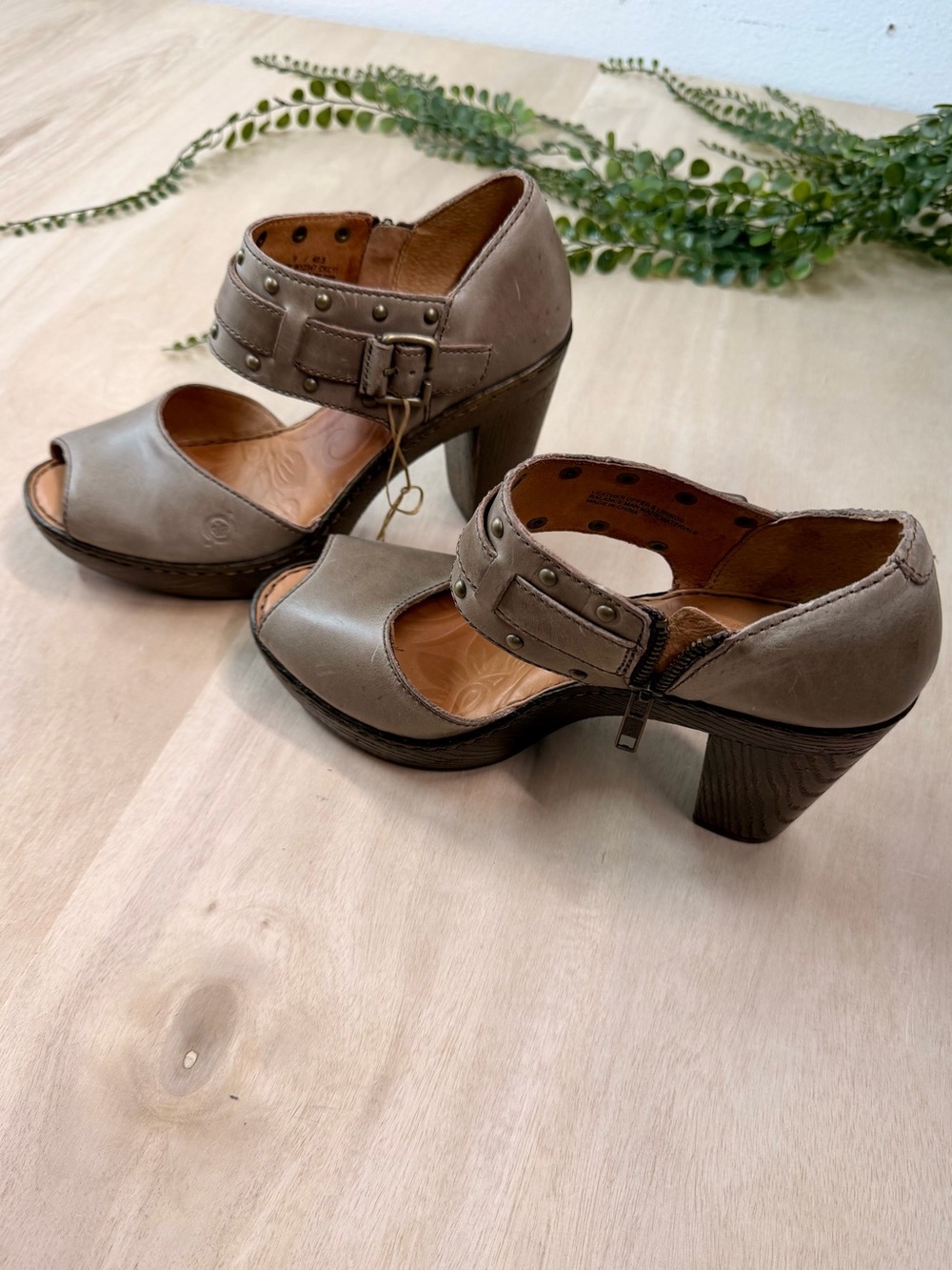 BΓΈrn Tierney Taupe Grey Leather Studded Peep-Toe Mary Jane Heels W12347 - Size 9